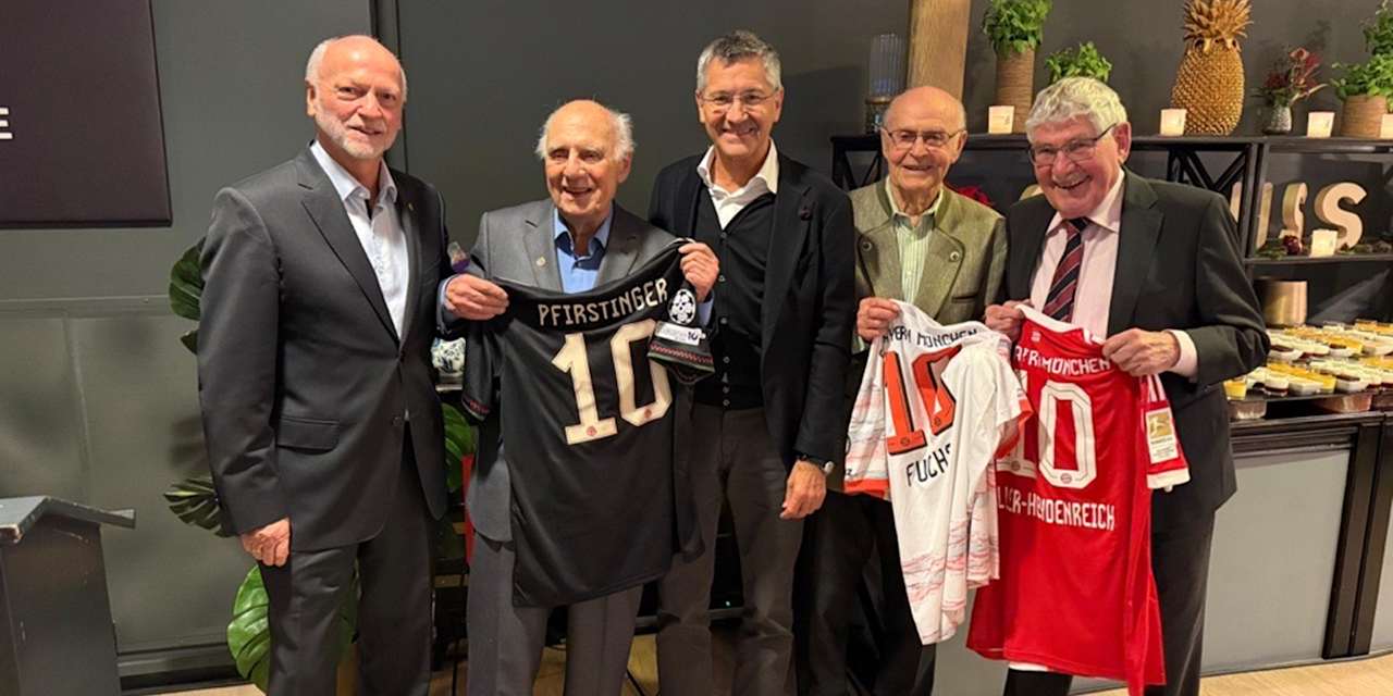 Mitglieder der Montagskicker des FC Bayern bei der Weihnachtsfeier