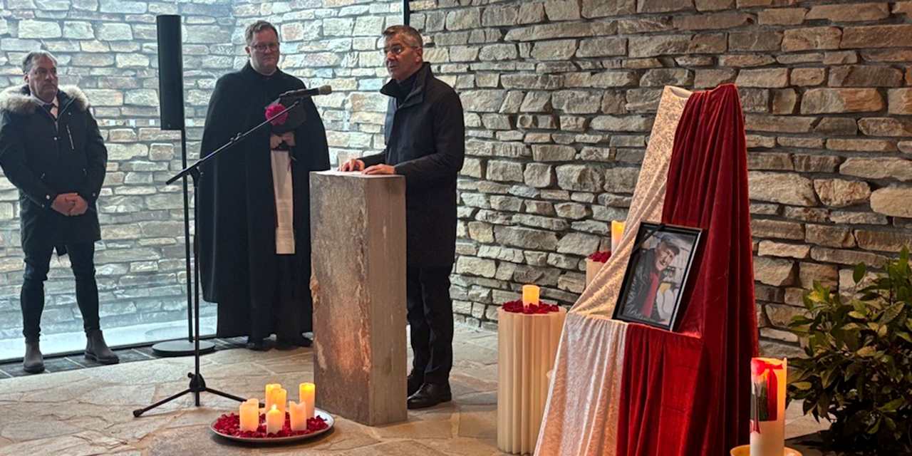 FC Bayern Präsident Herbert Hainer hält die Trauerrede für den verstorbenen Peter Kupferschmisdt