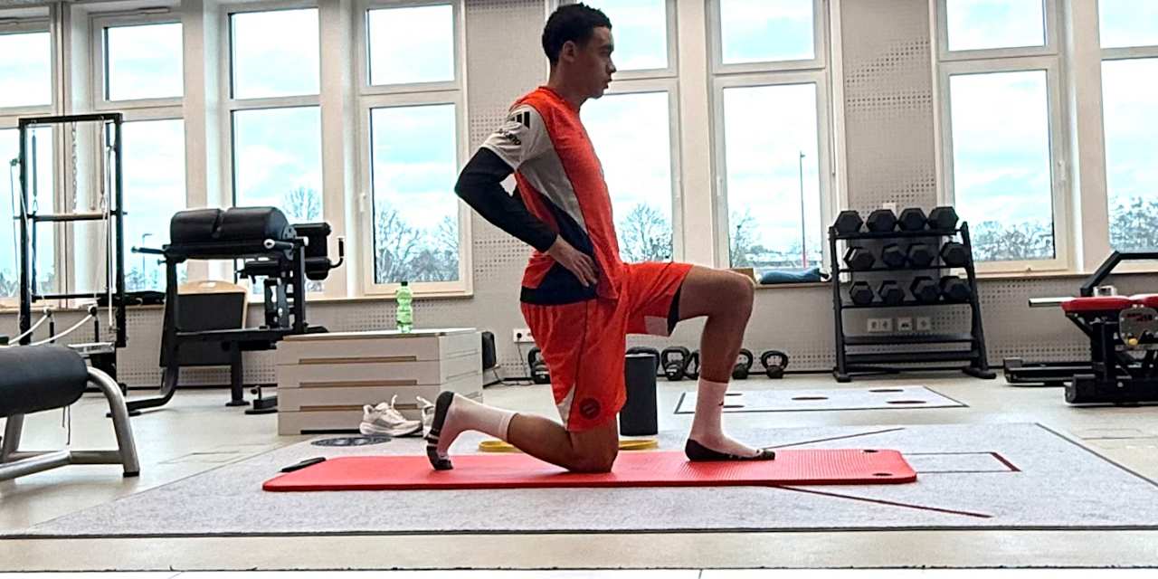 Jamal Musiala beim Training mit Ball an der Säbener Straße