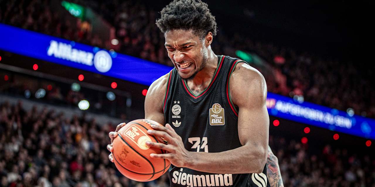 David McCormack hält den Basketballball mit einem energiegeladenen Gesichtsausdruck