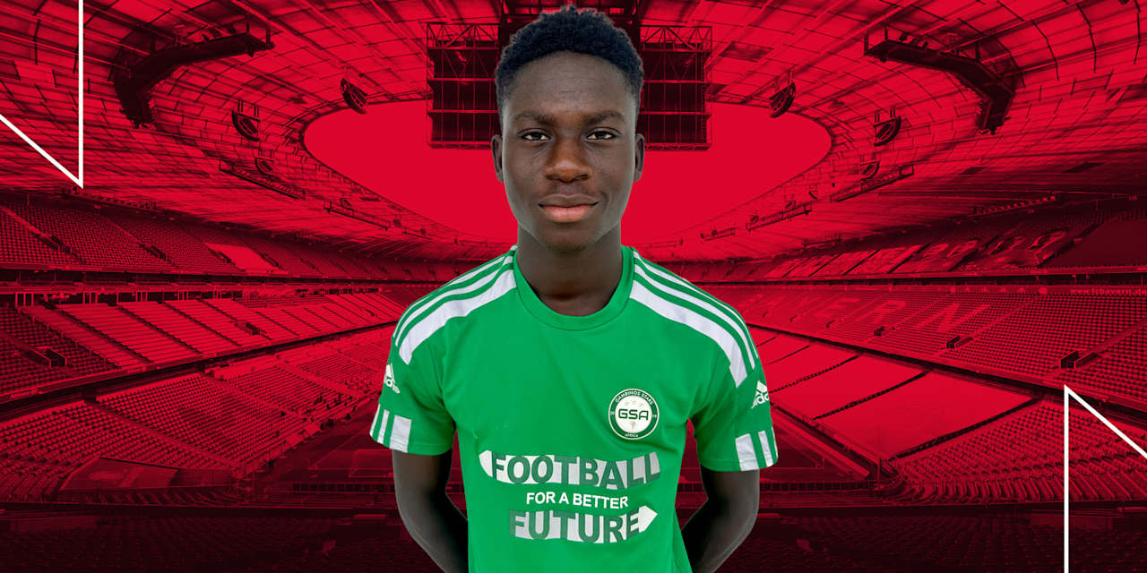 Profilfoto von Bara Sapoko Ndiaye in einem grünen Trikot auf einem roten Hintergrund