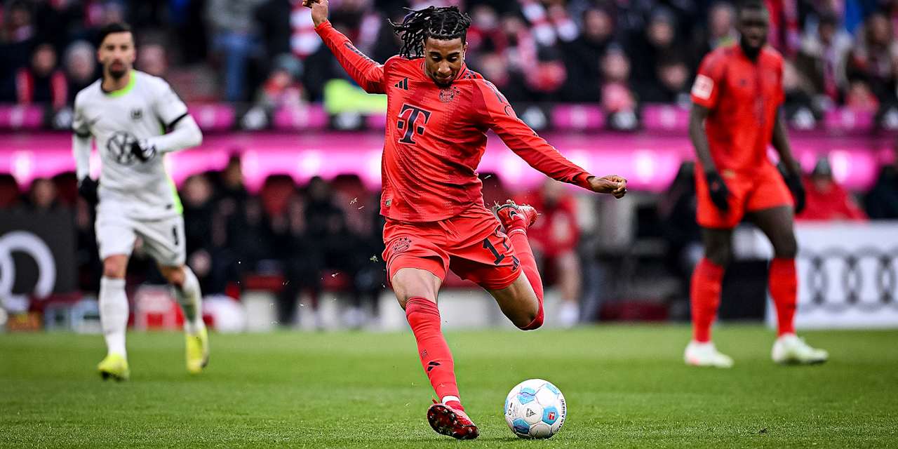 Michael Olise (FC Bayern) beim Torschuss im Bundesliga-Duell gegen Wolfsburg