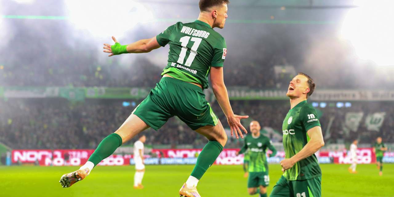 Der VfL Wolfsburg bejubelt einen Torerfolg gegen Freiburg