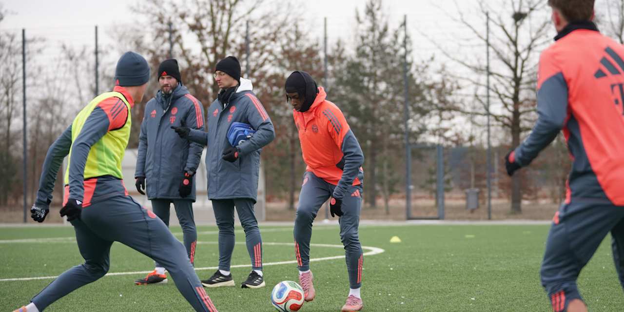 Aristide Hentcho Nseke schaut auf den Ball an seinem Fuß.