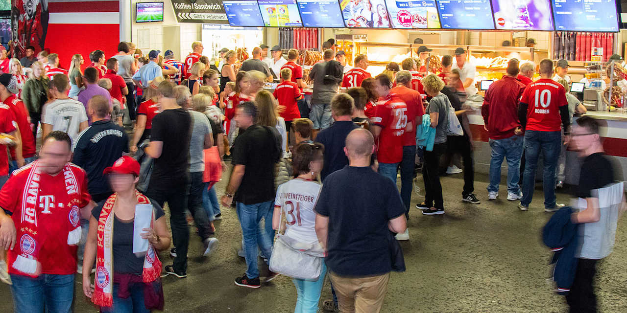 Fans des FC Bayern vor einem Kiosk in der Allianz Arena