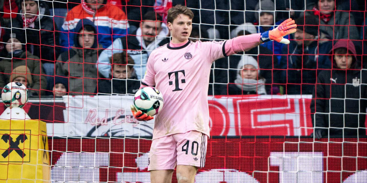 Jonas Urbig gibt mit einem Ball in der Hand Anweisungen im Spiel beim FC Red Bull Salzburg