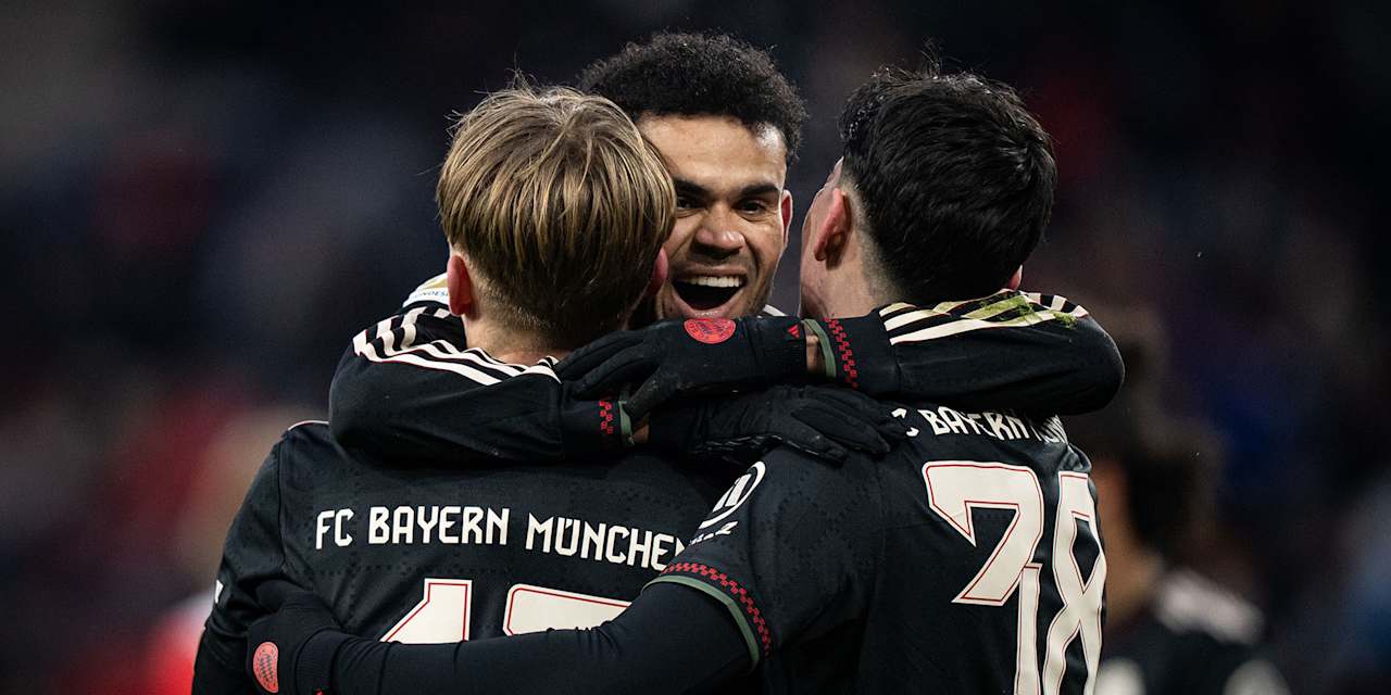 Spieler des FC Bayern jubeln gemeinsam nach dem 3:0 im Testspiel des FC Bayern bei Red Bull Salzburg