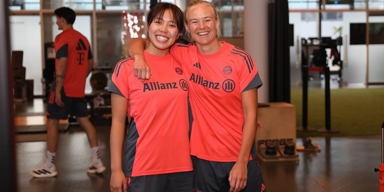 Pernille Harder und Momoko Tanikawa lächeln in die Kamera.