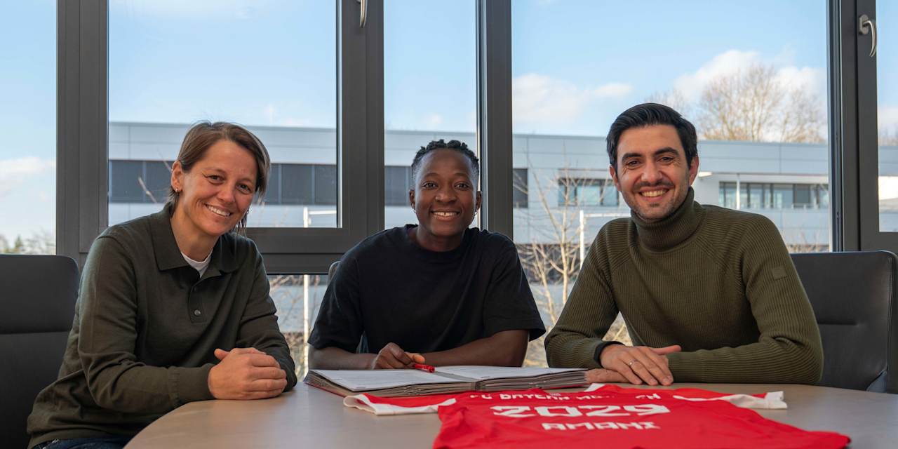 Bianca Rech, Bernadette Amani und Francisco De Sá Fardilha bei der Vertragsunterschrift am FC Bayern Campus.