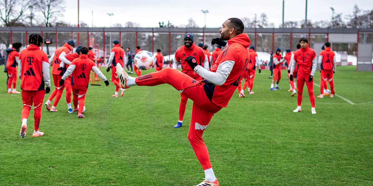 Jonathan jongliert mit dem Ball im öffentlichen Training des FC Bayern vor Fans