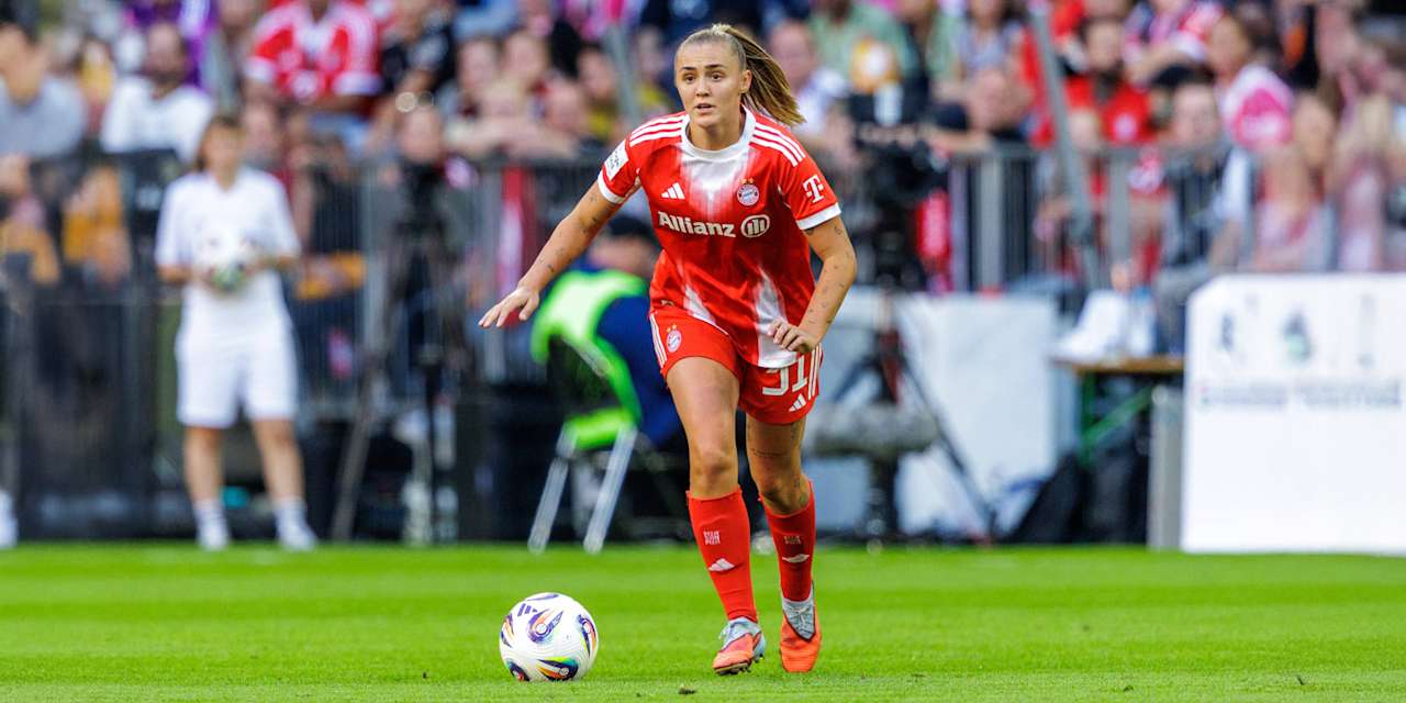Georgia Stanway mit dem Ball am Fuß während eines Heimspiels der FC Bayern Frauen.