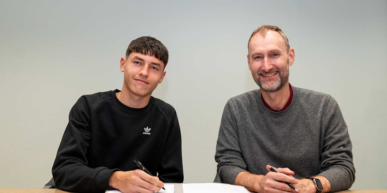 Filip Pavić bei der Unterzeichnung seines neuen Vertrags.