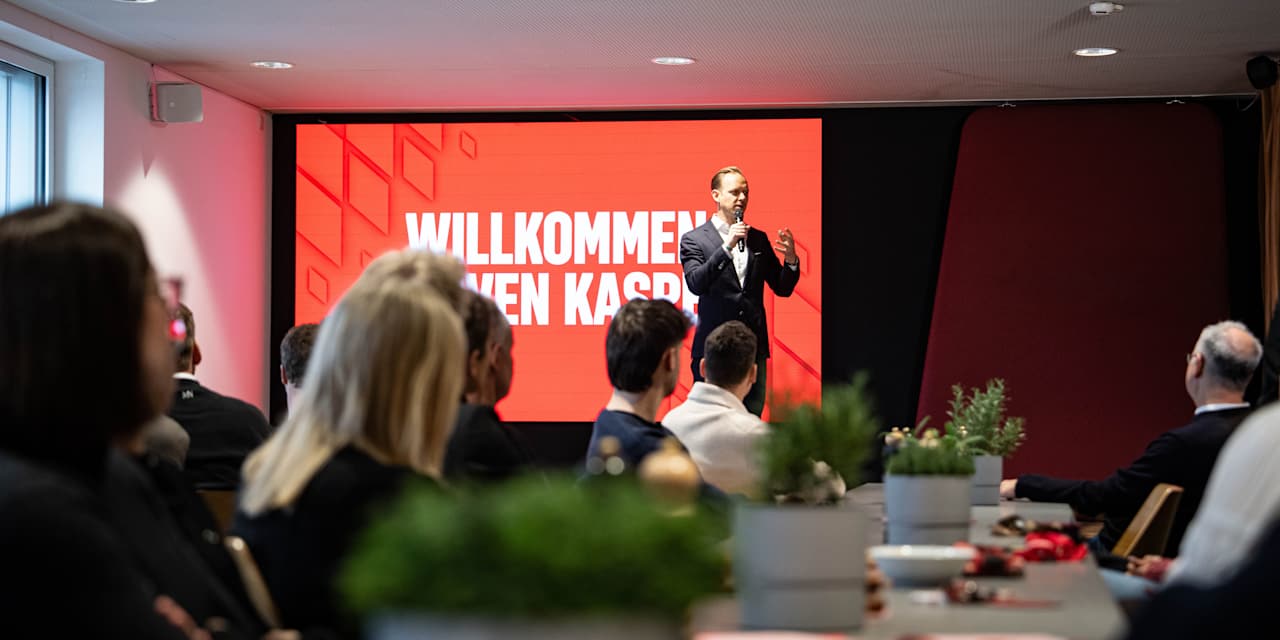 Rouven Kasper spricht vor den Mitarbeitenden an der Säbener Straße