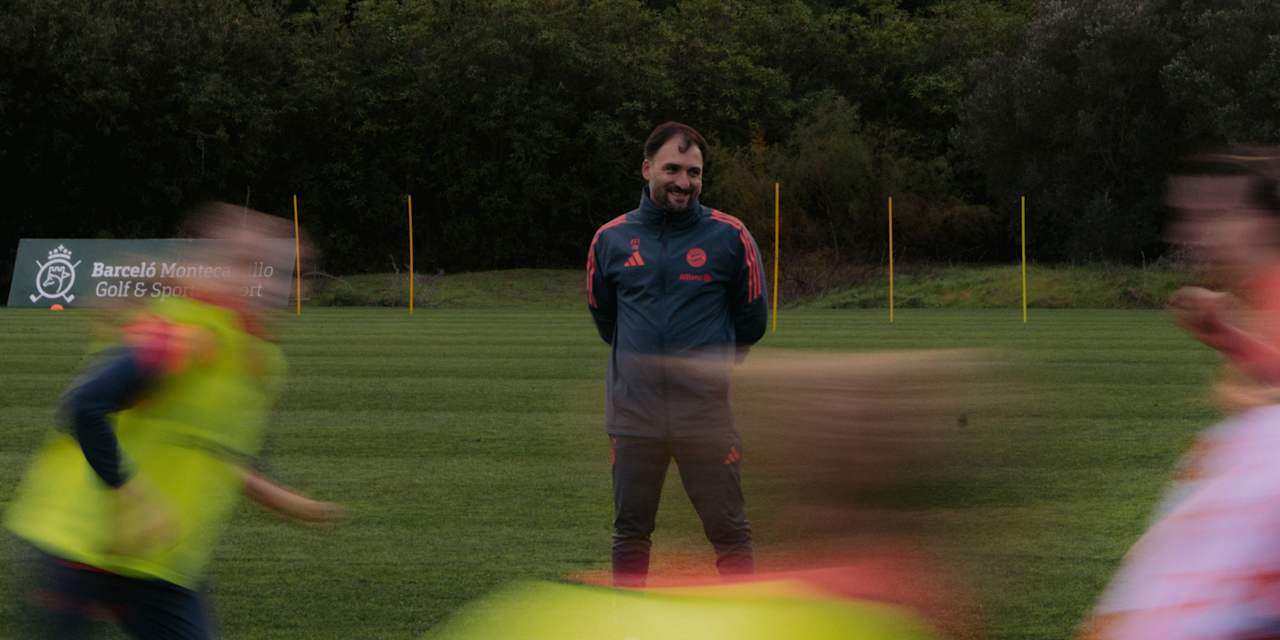 José Barcala lächelnd während einer Trainingseinheit der FC Bayern Frauen im Winter-Trainingslager in Spanien.
