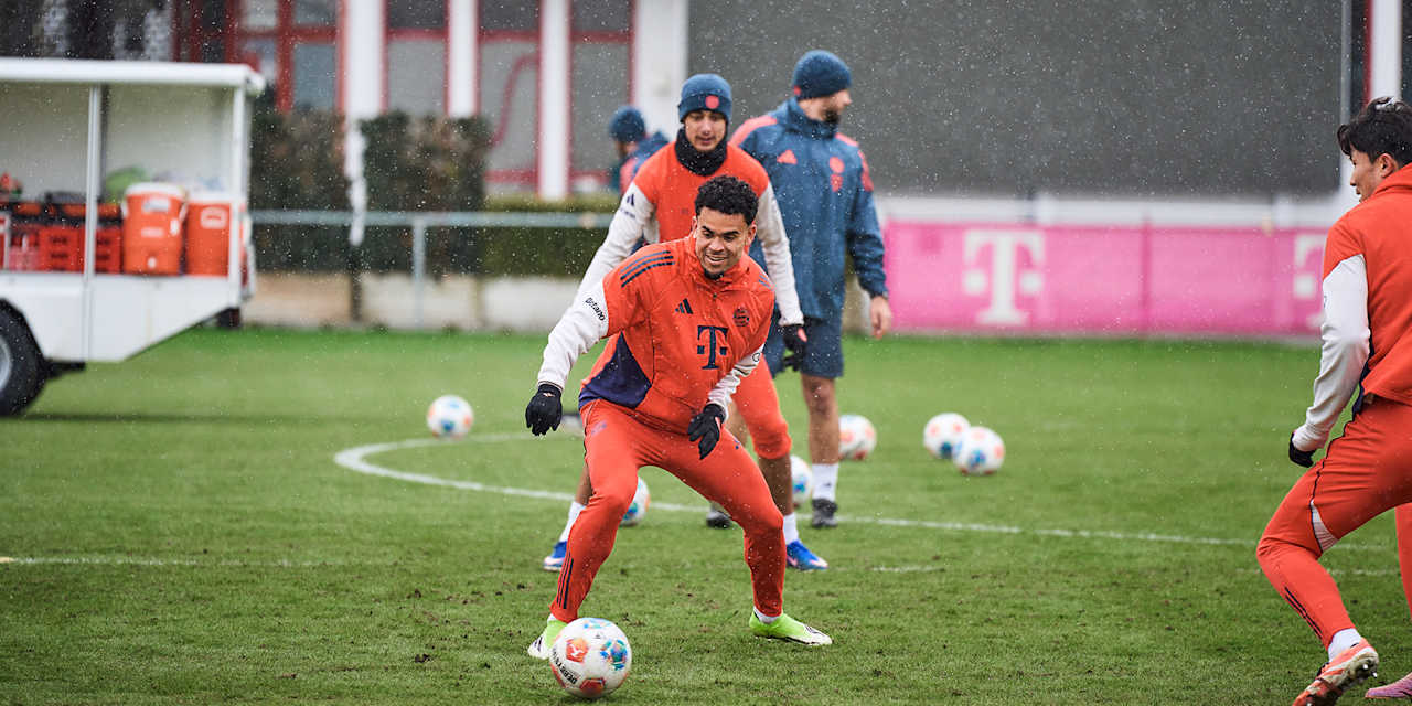 Luis Diaz rennt einem Ball hinterher und lacht im Training des FC Bayern