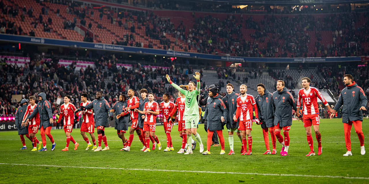 FC Bayern-Spieler setzen zur Laola vor der Kurve mit den Fans an nach dem 8:1-Sieg im Bundesliga-Spiel gegen Wolfsburg