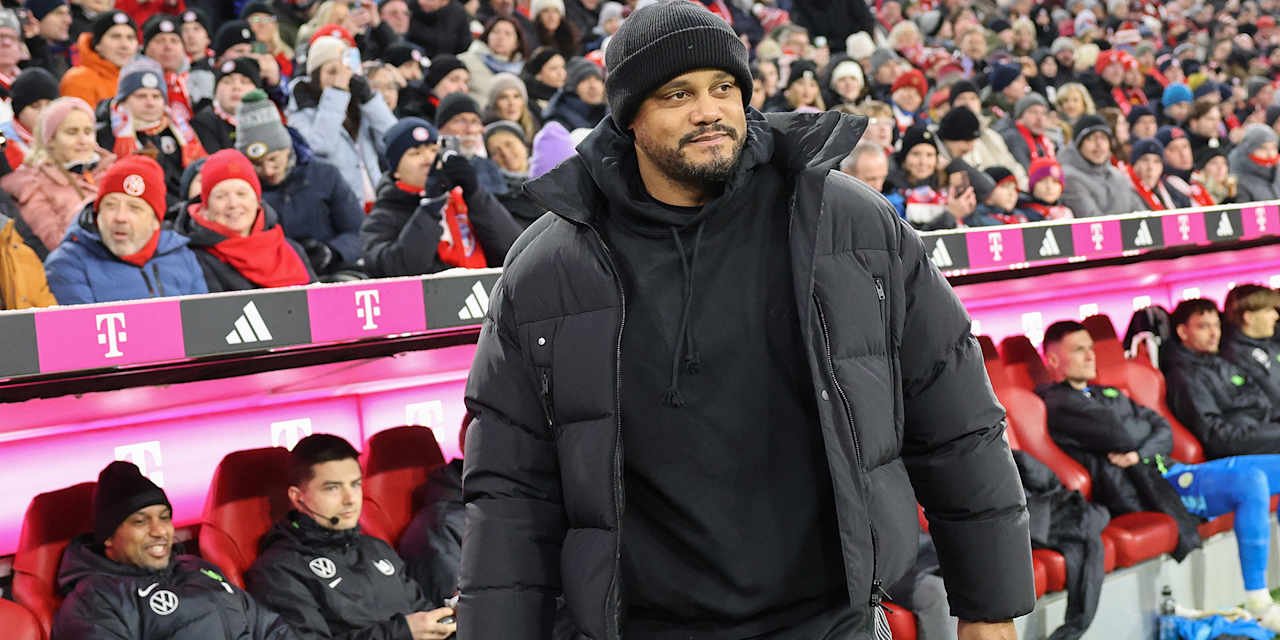 Vincent Kompany vor der Trainerbank der Allianz Arena im Bundesliga-Spiel FC Bayern gegen Wolfsburg