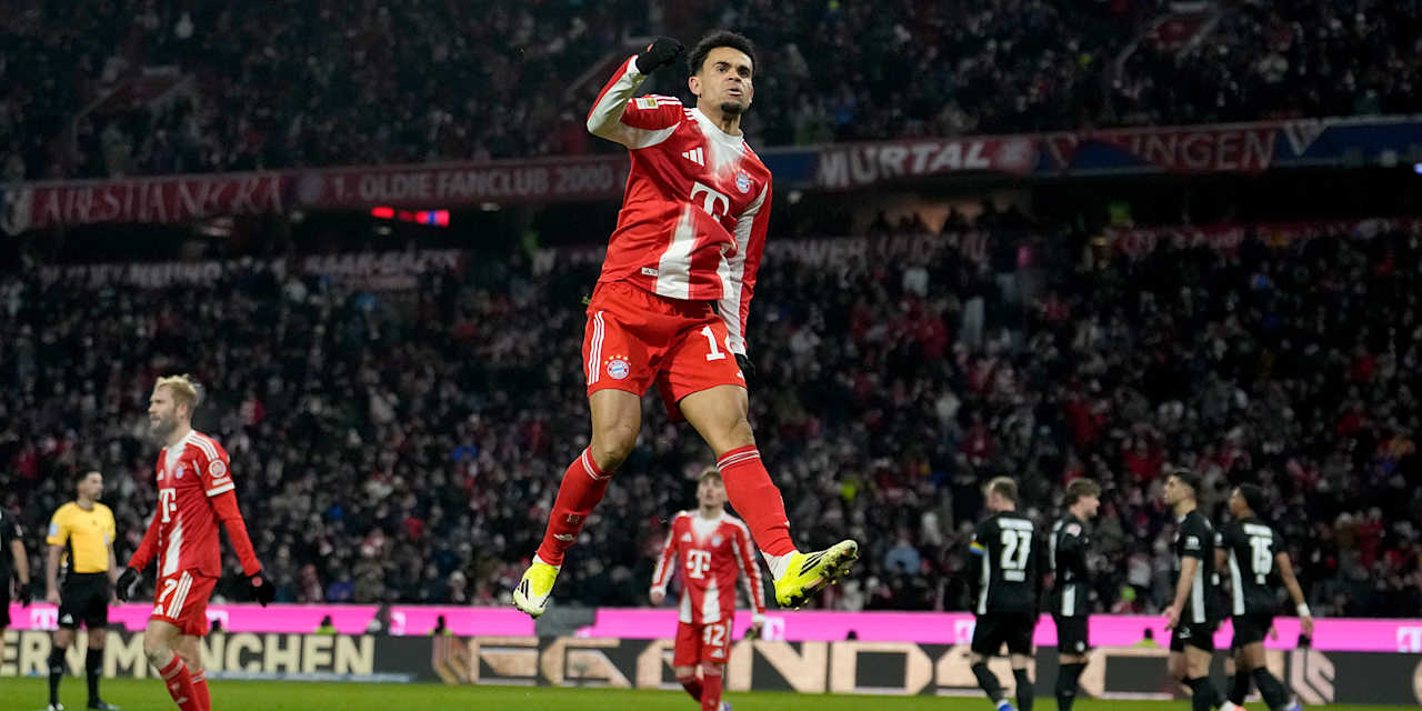 Luis Diaz macht einen Jubelsprung nach seinem Tor zum 2:1 im Bundesliga-Spiel des FC Bayern gegen den VfL Wolfsburg