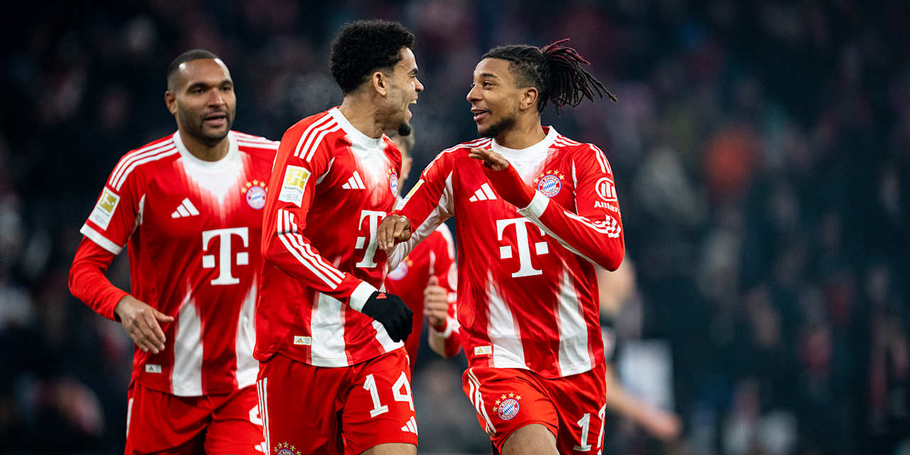 Luis Díaz (m.) und Michael Olise (r.) jubeln gemeinsam nach einem Tor im Bundesliga-Spiel des FC Bayern gegen Wolfsburg