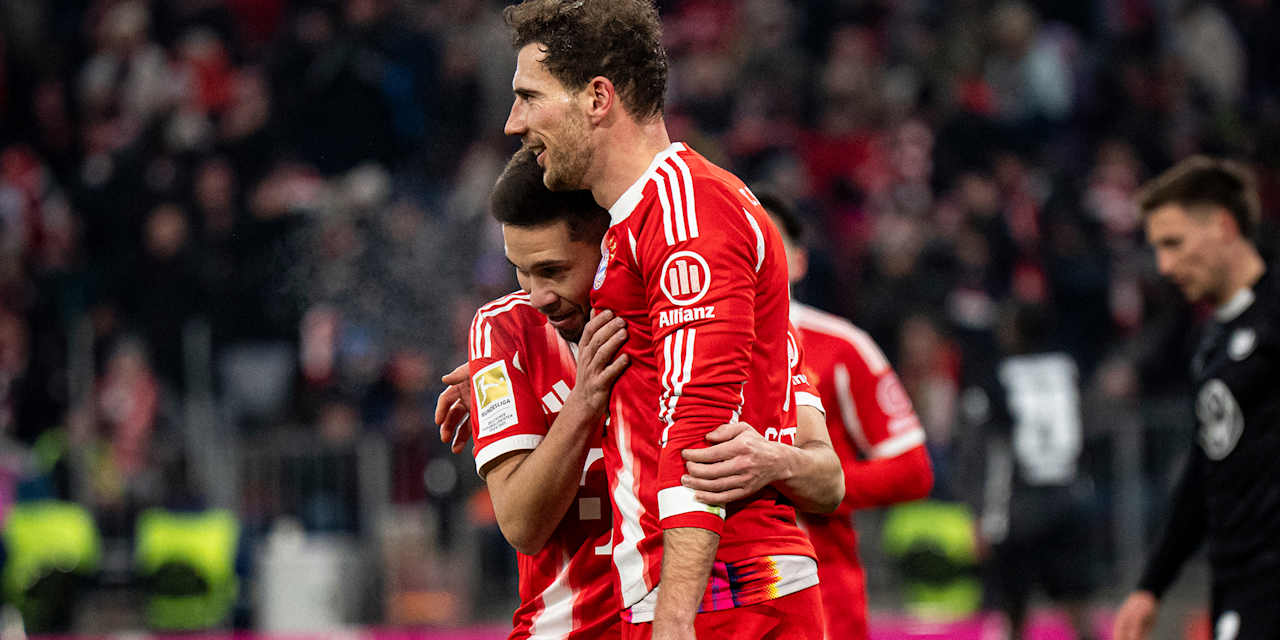 Raphael Guerreiro herzt Leon Goretzka nach dem 8:1 im Bundesliga-Spiel des FC Bayern gegen den VfL Wolfsburg