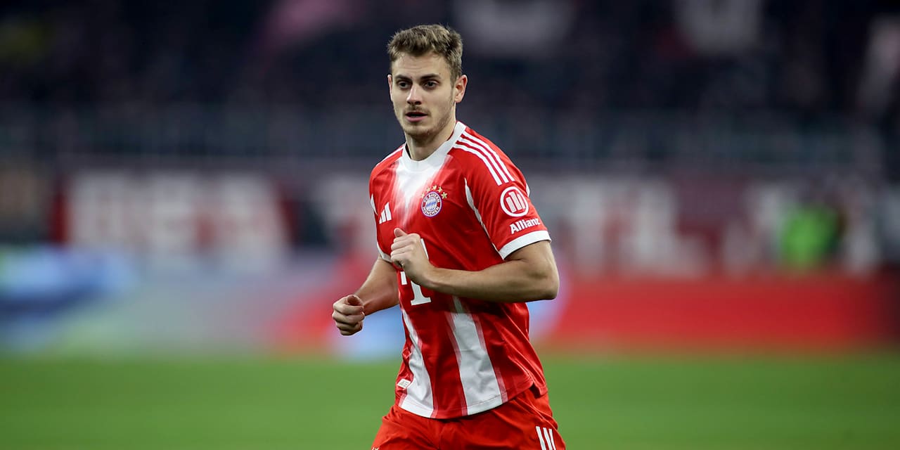 Josip Stanisic im Bundesliga-Spiel des FC Bayern gegen Wolfsburg