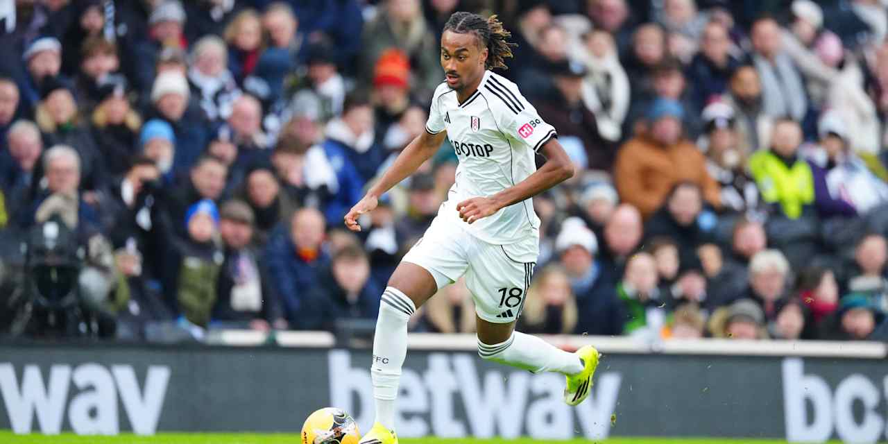 Jonah Kusi-Asare dribbelt im Trikot des FC Fullham.