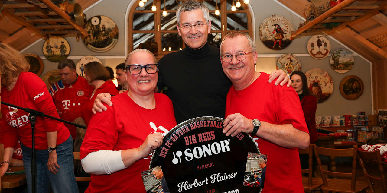 Präsident Herbert Hainer mit Fans und Ehrenmitgliedschafts-Plakette