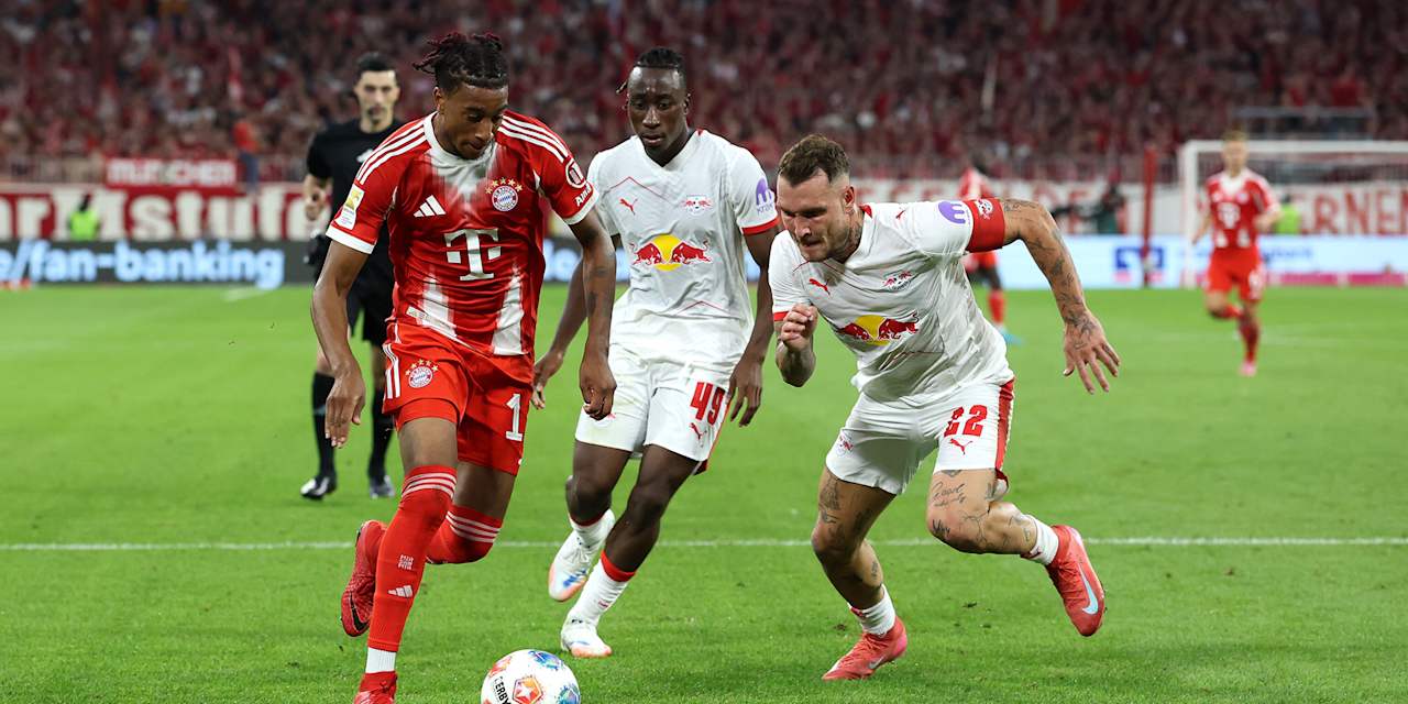 Michael Olise dribbelt mit dem Ball im Bundesliga-Spiel des FC Bayern gegen RB Leipzig.