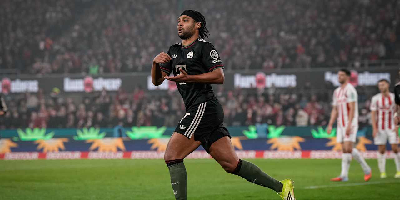 Serge Gnabry jubelt nach dem Ausgleich zum 1:1 im Bundesliga-Spiel des FC Bayern beim 1. FC Köln