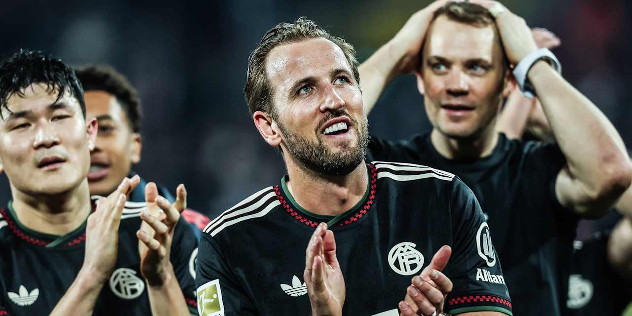 Harry Kane apllaudiert lachend in Richtung der Fans nach dem Bundesliga-Sieg des FC Bayern beim 1. FC Köln