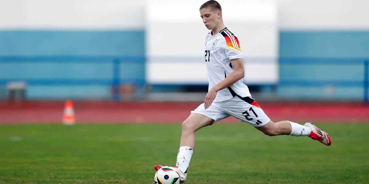 Erblin Osmani bei einem Schussversuch im Trikot der deutschen U17-Auswahl.