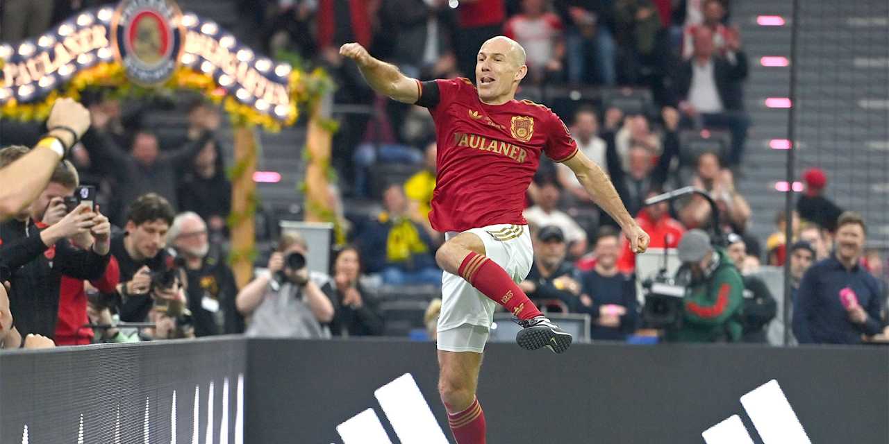 Arjen Robben (FC Bayern) jubelt über sein Tor gegen Dortmund beim Beckenbauer Cup