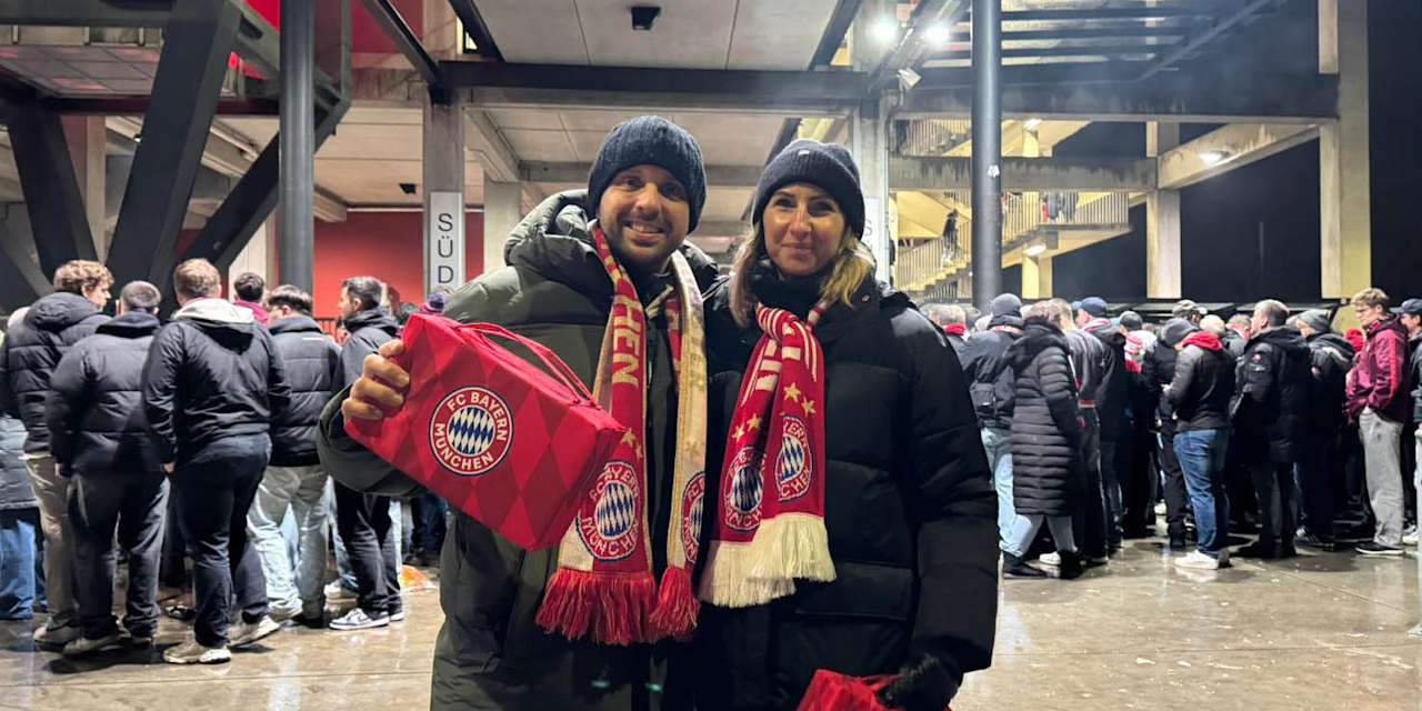 FC Bayern Fans in Köln vor dem Stadion