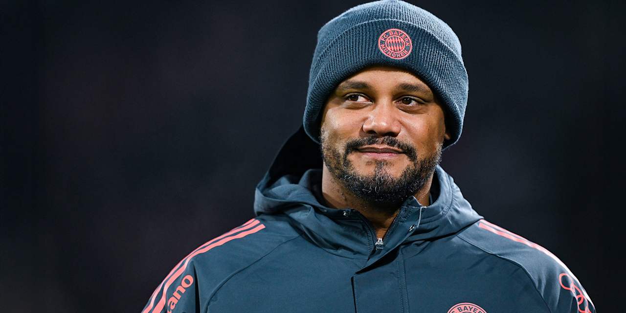 Vincent Kompany lächelt vor dem Bundesliga-Spiel des FC Bayern beim 1. FC Köln.