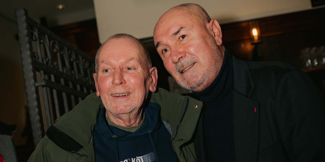 Raimond Aumann macht ein Foto mit einem Fan.