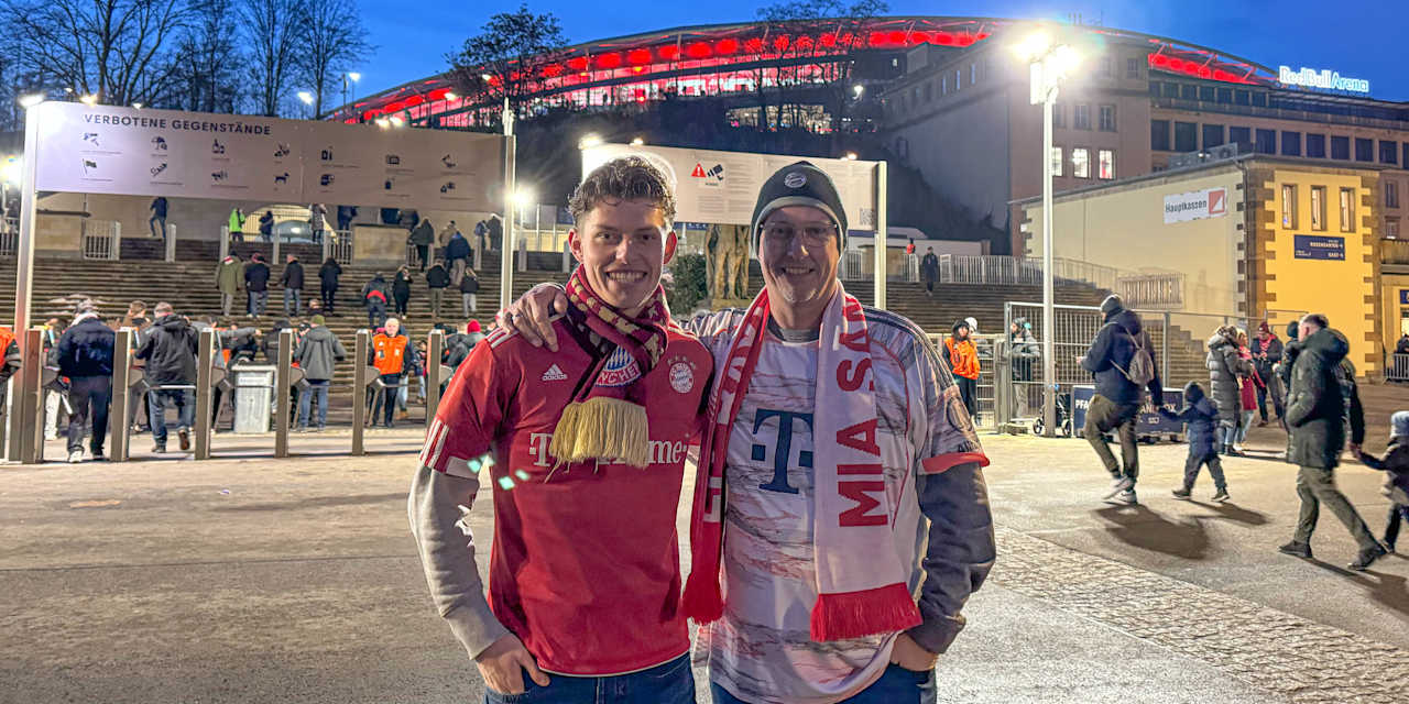 FC Bayern Fans in Leipzig vor dem Stadion