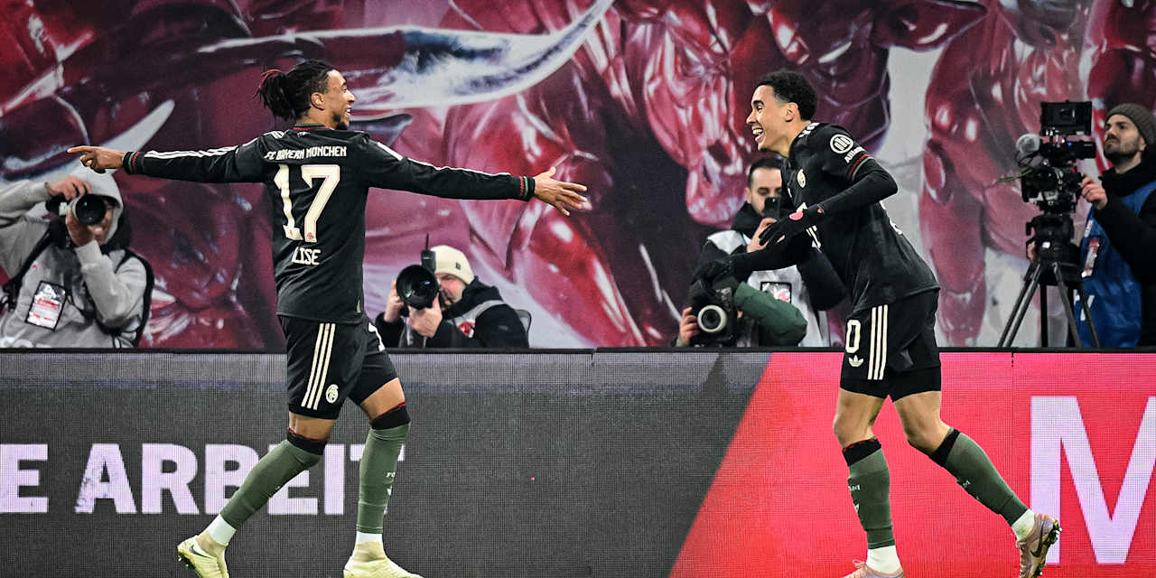 Jamal Musiala und Michael Olise bejubeln das 5:1.