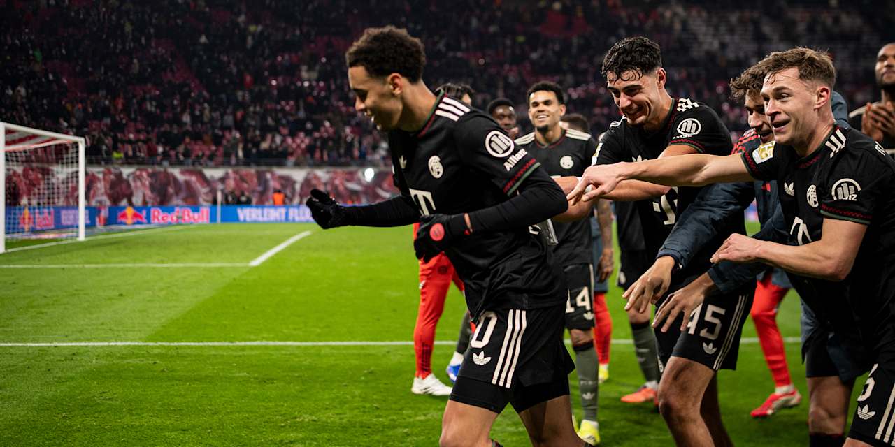 Mitspieler schubsen Jamal Musiala zur Fankurve nach dem Sieg in Leipzig