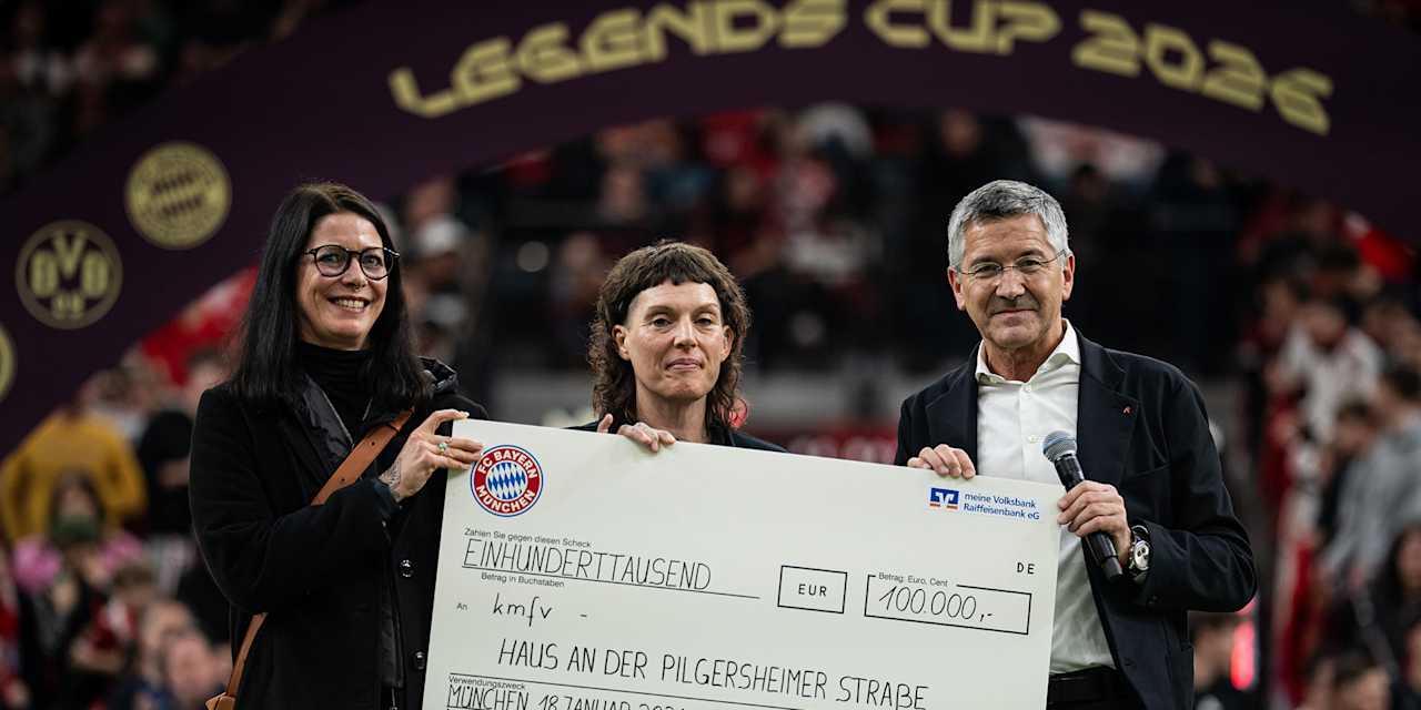 Herbert Hainer presenting the cheque from FC Bayern Hilfe eV to a homeless project at the FC Bayern Legends Cup