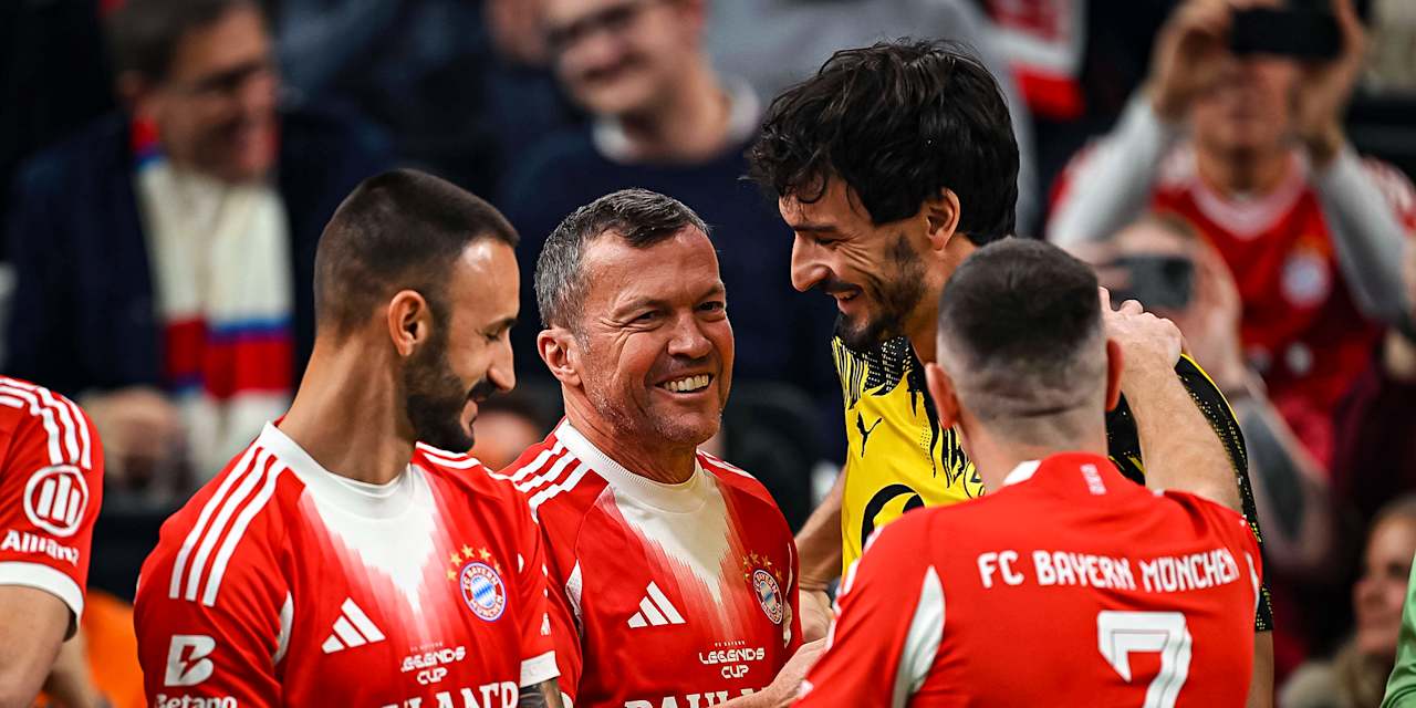 Lothar Matthäus und Mats Hummels amüsieren sich während des FC Bayern Legends Cup 2026 im SAP Garden