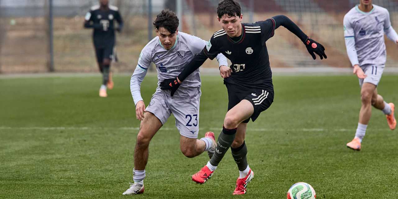 FCB-U19 Spieler Filip Pavić im Duell mit Bochums Elia Salamone