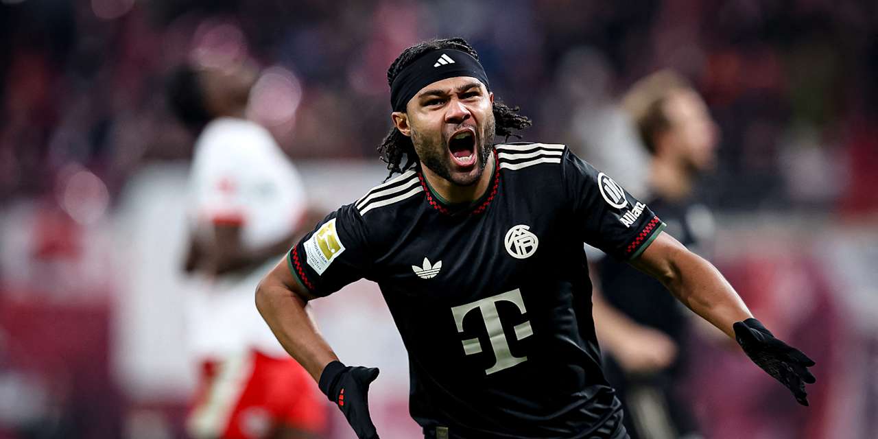 Serge Gnabry bejubelt den 1:1-Ausgleich während des Gastspiels des FC Bayern in der Bundesliga bei RB Leipzig