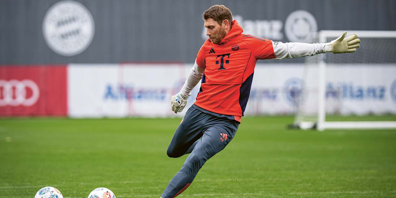 Michael Rechner beim Schuss während einer Trainingseinheit des FC Bayern