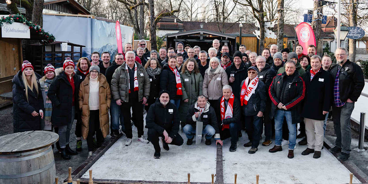 Gruppenbild der Teilnehmer am FC Bayern-Eisstockschießen am Nockherberg mit Präsident Herbert Hainer im Zentrum.