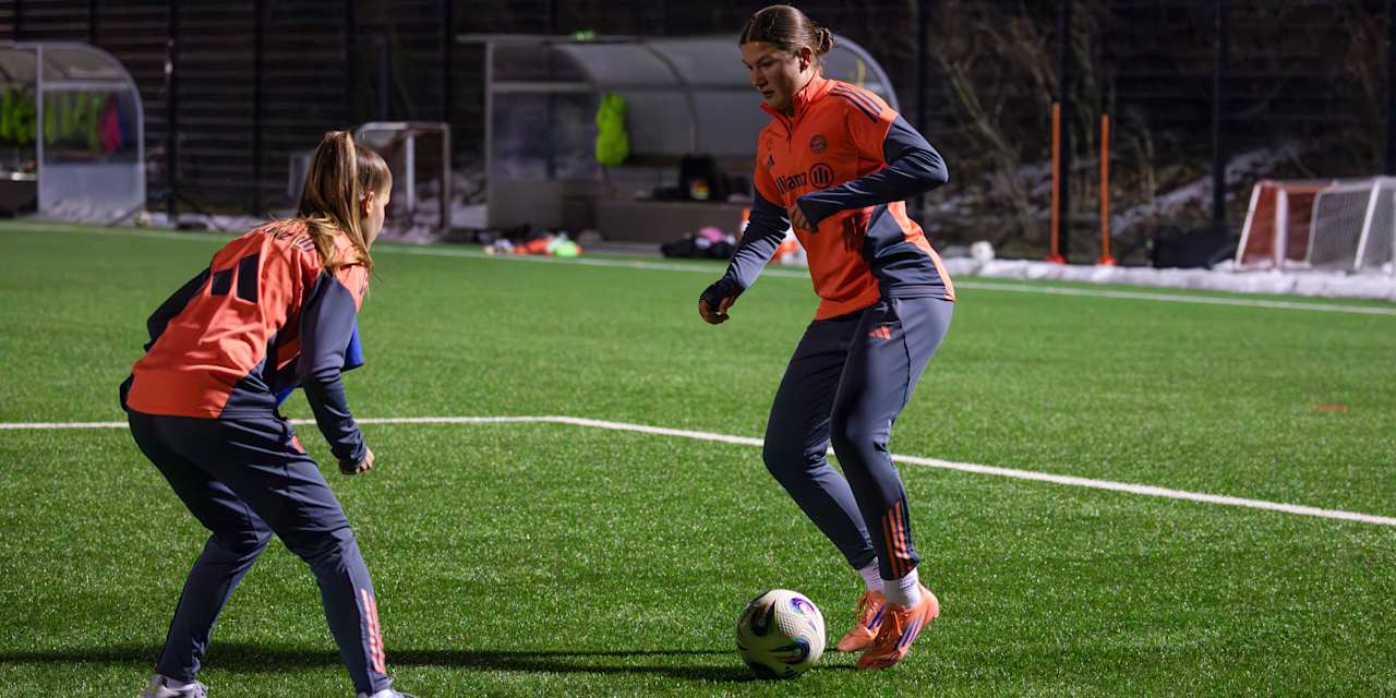 Die Spielerinnen der FC Bayern Frauen II im Eins-gegen-eins-Duell.