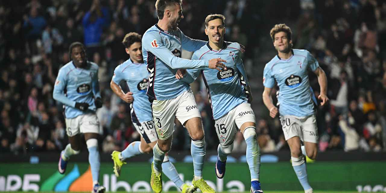 Bryan Zaragoza bejubelt seinen Treffer gemeinsam mit seinen Teamkollegen von Celta Vigo.