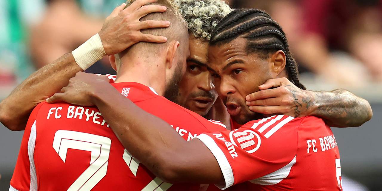 Laimer, Diaz & Gnabry jubeln gemeinsam nach dem Tor zum 2:0 im Bundesliga-Spiel des FC Bayern beim FC Augsburg