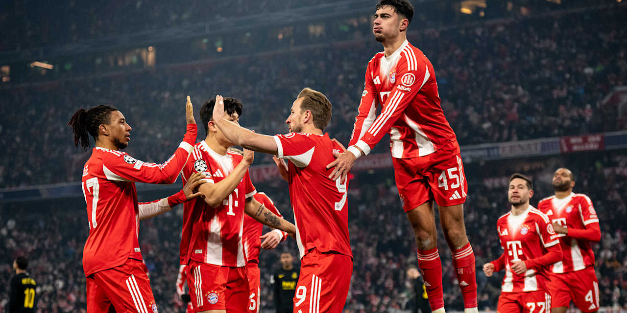 Aleks Pavlovic stützt sich zum Jubel auf die Schulter von Harry Kane nach dem 1:0 im Champions League-Spiel des FC Bayern gegen Royale Union Saint-Gilloise