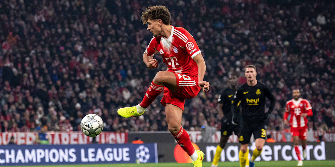 Tom Bischof spielt den Ball im Sprung im Champions League-Spiel des FC Bayern gegen Royale Union Saint-Gilloise