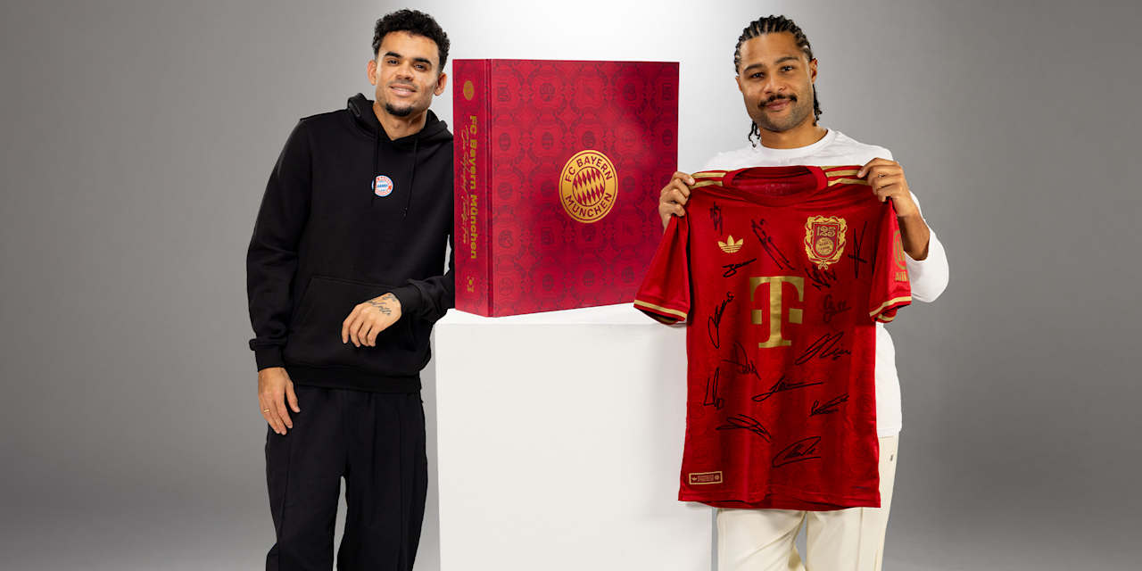 Luis Díaz und Serge Gnabry stehen neben dem FC Bayern Opus Buch